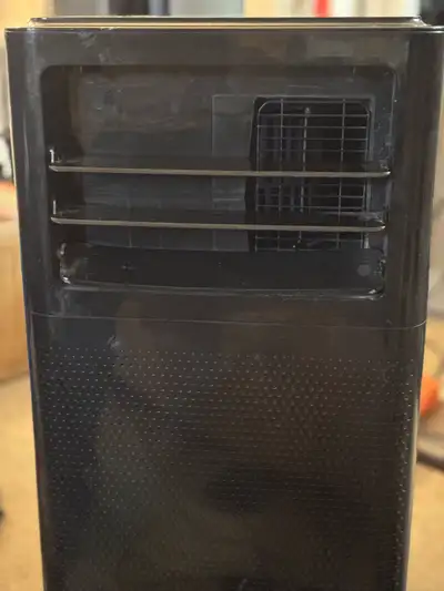 Stay cool during the hot summer months with this reliable, pre-owned Danby portable air conditioner...