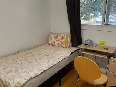 Room available for rent( sharing or private)in Kitchener. Great location and very close to sunrise p...