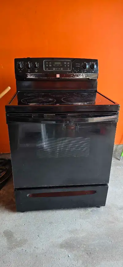 MAKE AN OFFER... Kenmore electric stove and oven that works fine. Just some wear n tear from using a...