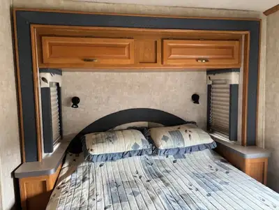 2005 FORD FLEETWOOD TIOGO MOTORHOME – 31 feet with 2 slides. E-450 heavy duty. 6.8L V10 engine. Mile...