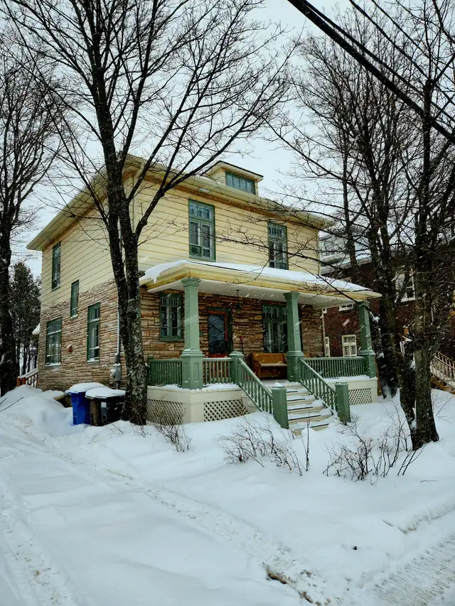 Maison de caractère  –  Cœur du centre‑ville de Rimouski