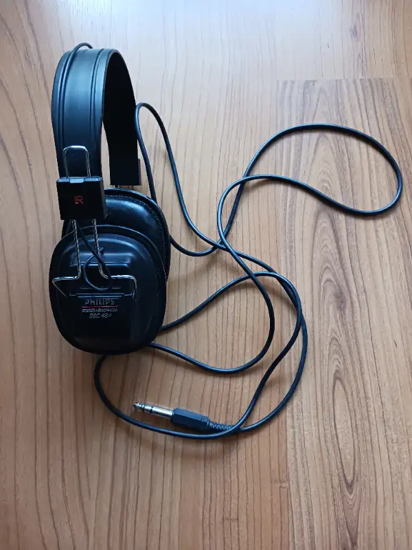 Philips sbc 484 stereo headphones vintage. Unsure if it works. in Headphones in Mississauga / Peel Region - Image 3
