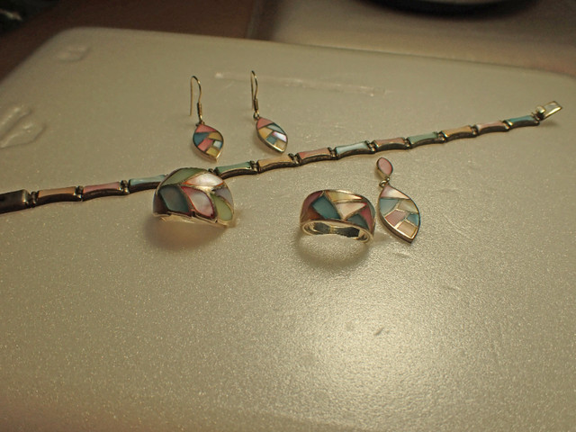 FOR SALE - Multi coloured Mother of Pearl jewelry set dans Bijoux et montres  à Peterborough