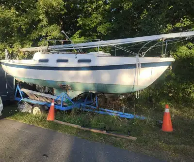 Fall is a great time to buy a sailboat! Priced to sell. Spruce it up before the summer comes around...
