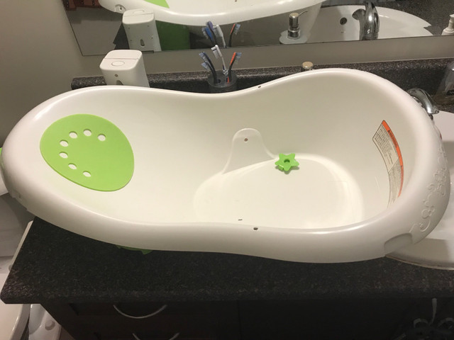Fisher-Price Baby bathtub in Bathing & Changing in Ottawa - Image 2