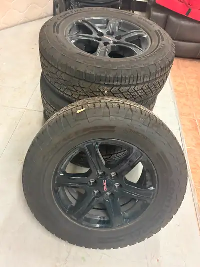 Pneus + Jantes Continental - Terrain Contact A/T Traction Plus 255 / 65 R 17 Presque Neufs Pneus sur...