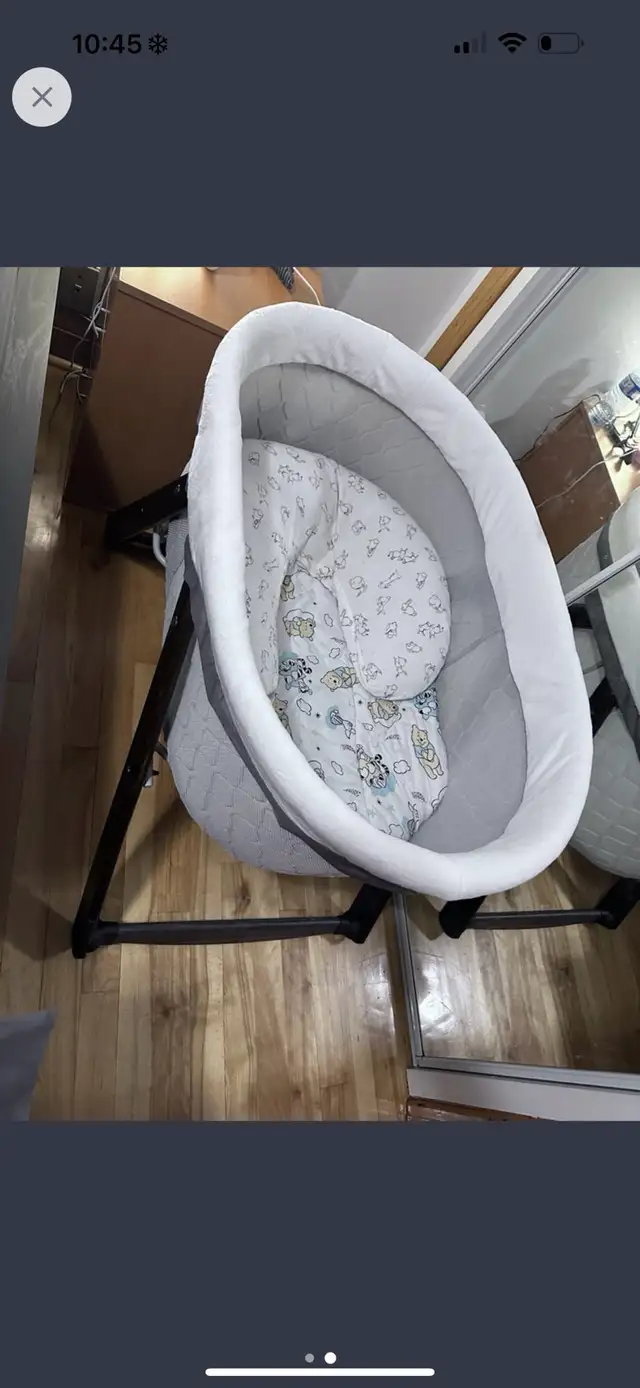 Wood Bassinet in Cribs in City of Montréal - Image 4