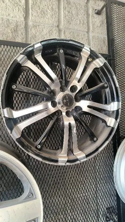 AUBAINE! 4 BEAUX MAGS RTX 2 TONS FORMAT 17" POUCES 4 TROUS (4X100 - 4 X 100 MM) EN BONNE CONDITION ,...
