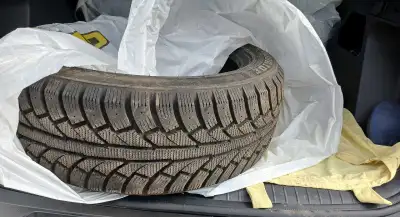Pneus d'hiver moins de 1500km d'usure. 215/55/R18. Raison de vente nouveau véhicule.