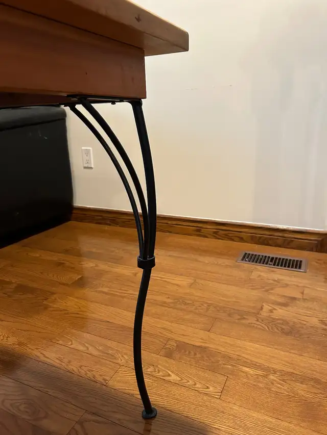 Beautiful solid wood table and 4 chairs64661853333762124