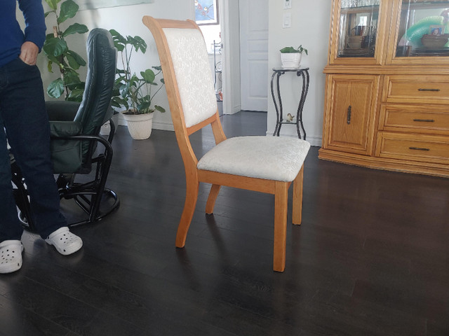 Table avec 6 chaises. dans Mobilier de salle à manger et cuisine  à Sherbrooke - Image 4