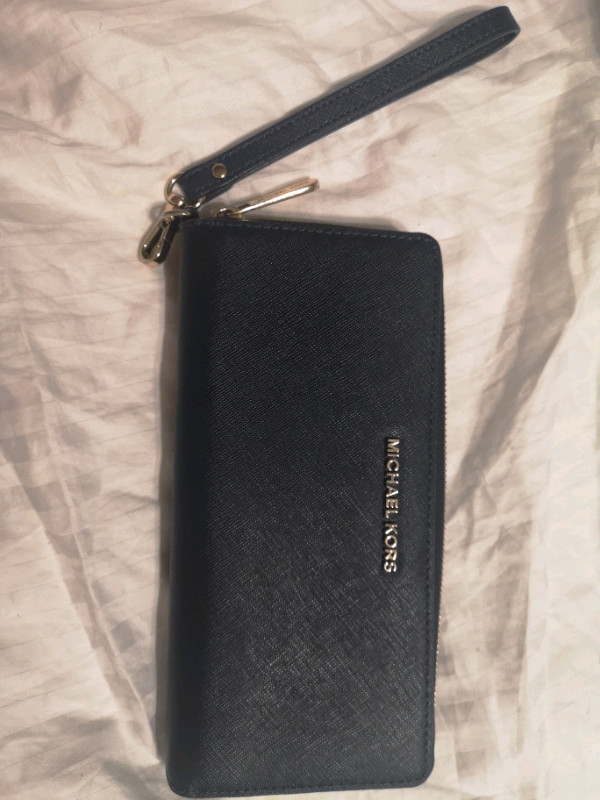 MICHAEL KORS LARGE  DARK BLUE WALLET W STRAP in Women's - Bags & Wallets in Barrie - Image 4