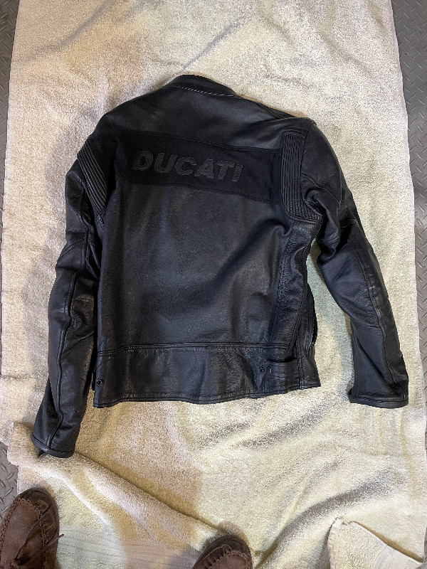 Veste de moto en cuir Ducati - Ducati Leather Motorcycle jacket dans Pièces et accessoires pour motos  à Ouest de l’Île - Image 4