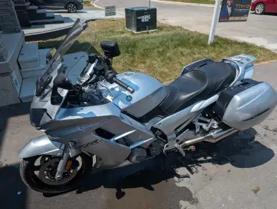 2003 Yamaha FJR1300 114,000 km Minor Fairing Damage due to low speed fall after pulling off onto a g...
