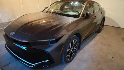 2023 Toyota Crown Limited Hybrid Looking for a sophisticated and fuel-efficient ride? This 2023 Toyo...