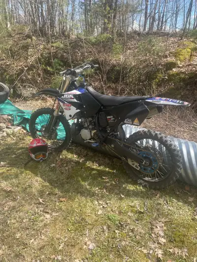 Découvrez cette Yamaha YZ250 de 2000, une moto de motocross performante avec une cylindrée de 250cc,...
