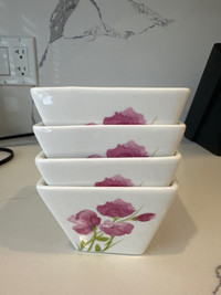 4 porcelain bowls 