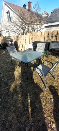Table pour patio avec 3 chaises