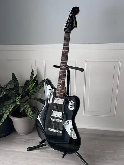 Fender Jaguar Special HH CIJ 2006 avec le gig case. Très peu d'usure, pratiquement neuve, Pas d'écha...