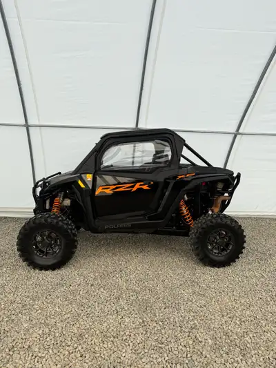 2024 polaris rzr 1000 xp. 2400 km. Equip with full cab, power stering, prestone heater, rockford sou...