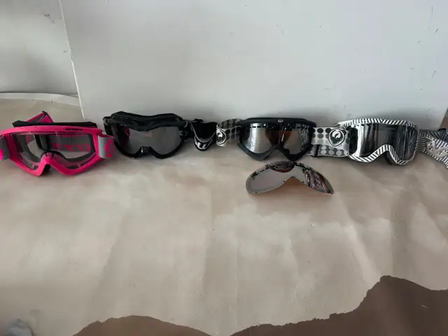 WINTER, OUTDOOR SPORT, SPORTS, SKI, SNOWBOARD, GOGGLES, EYE WEAR in Ski in City of Montréal - Image 2