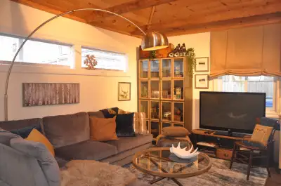 Beaches 1 Bdrm Industrial Chic Coach House