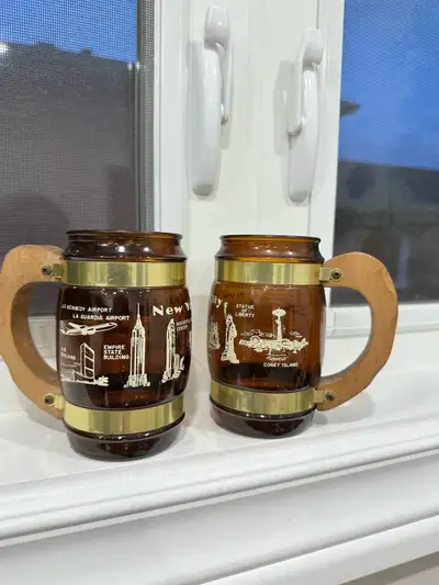 VINTAGE 1960-70S NEW YORK CITY WOOD HANDLE GLASS MUG