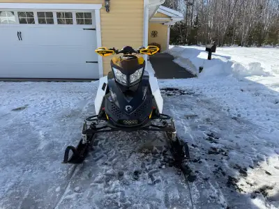 2010 SkiDoo MXZ 800R *6400Miles total *4900 Miles on New Motor (Machine had complete top and bottom...