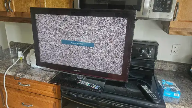 Samsung 32-inch LCD TV in TVs in Ottawa - Image 2