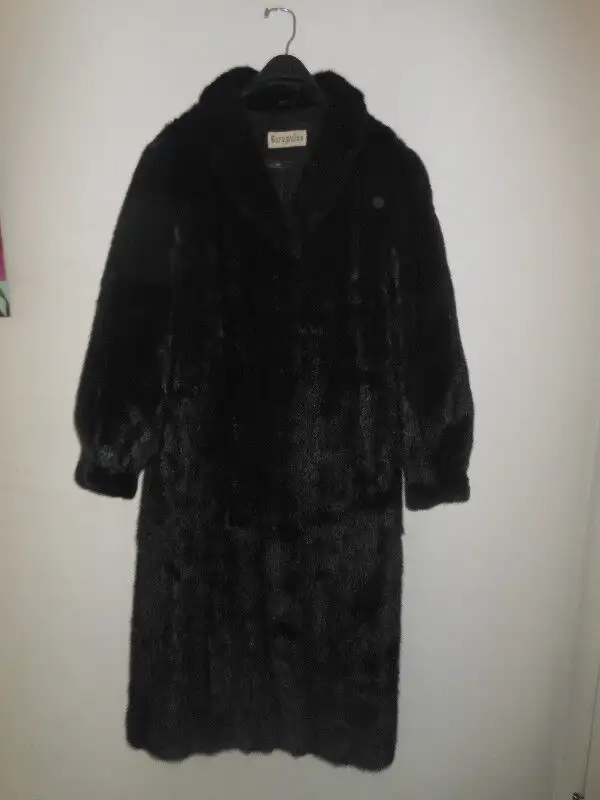 Fur coat in Women's - Tops & Outerwear in City of Montréal - Image 2