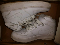 NIKE WHITE AIR FORCE 1 MID (GS) SIZE 4.5 Y WITH BOX