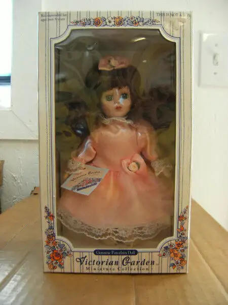 Poupée de porcelaine miniature de collection in Arts & Collectibles in Edmundston - Image 2