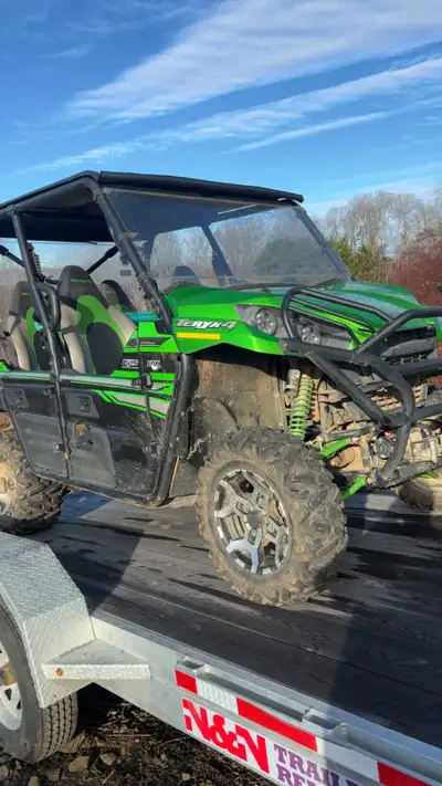 3000km Works well , includes winch, fox gas shocks , speaker system, windshield front and rear, clea...