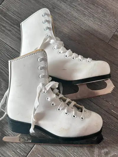 girl ice skates y12 size / patins à glace, View more