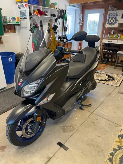 2024 Suzuki Burgman 400, passenger backrest, windshield extender, phone mount, excellent condition,...