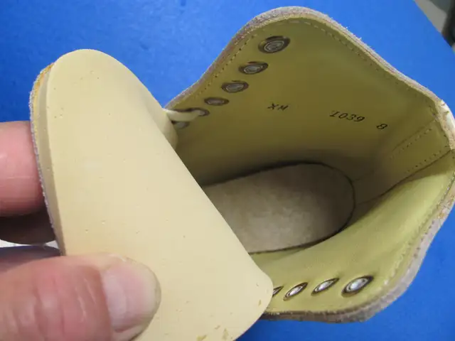 BAUER Figure Skates Size-8 (Inner Length 24cm/9.5'') Dwight in Skates & Blades in Muskoka - Image 7