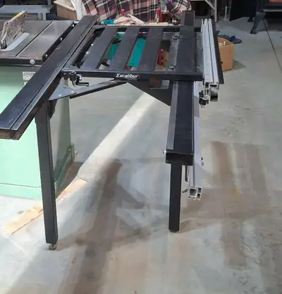 table pour banc de scie seulement, voir mes autres annonces pour banc de scie , je suis a chute st-p...