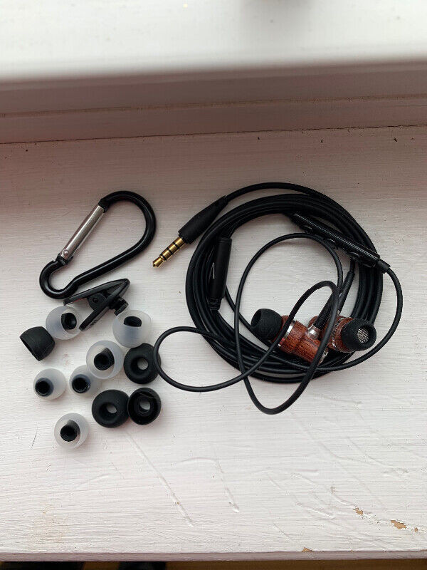Earbuds in General Electronics in Bedford - Image 2