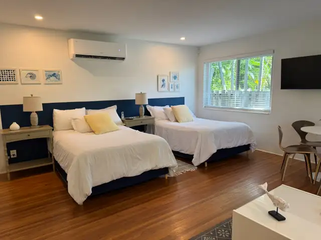 Cottage, Steps from Downtown & Beach - Special! DEC + JAN $3000 in Florida in Canada - Image 6