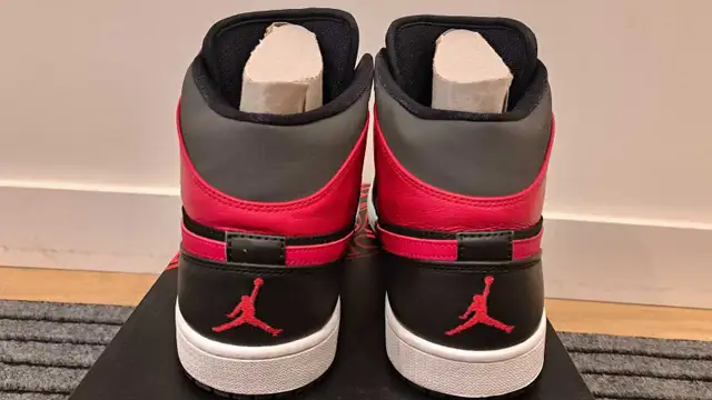 Jordan 1 Retro MidGym Red in Men's Shoes in Markham / York Region - Image 4