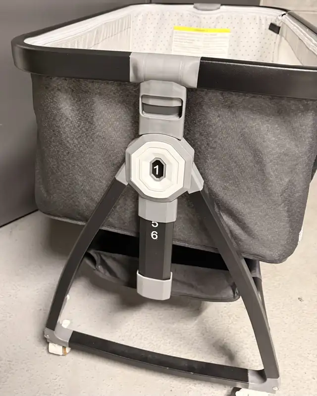 Landau pour bébé / baby bassinet in Kids in City of Montréal - Image 8