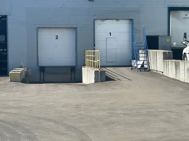 2,000 SF Warehouse & Office Space for Lease in Commercial & Office Space for Rent in Kitchener / Waterloo - Image 3