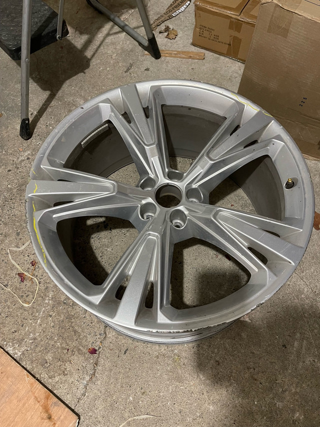 Original Audi Q8 mag rim for sale dans Autos et camions  à Ville de Montréal - Image 2