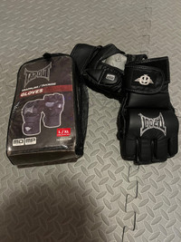 “Tapout” training gloves