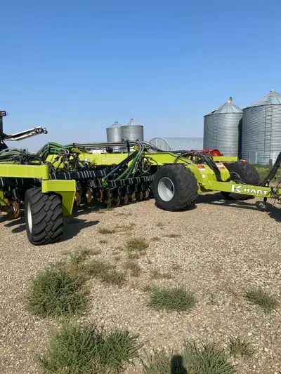 2024 K-Hart 40 ft Spyder. 8 inch spacing, Double shoot Mid row. Comes with large seed hoses changed,...