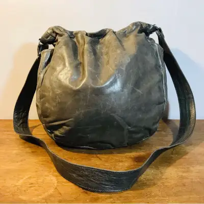 Made with 100% real authentic genuine leather Based in Montreal, m0851 designs and manufactures a wi...