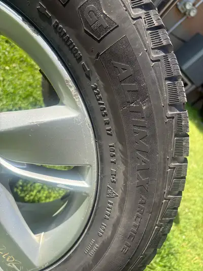 Selling a set of four used Winter tires with Mags for Chevorlet Equinox 225/65R17 winter tires mount...