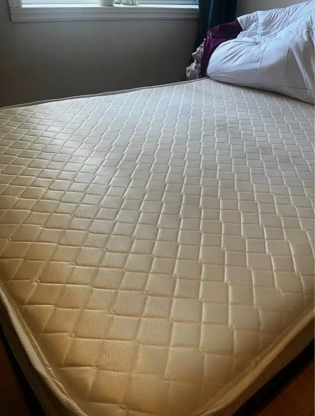 Cadre de lit + matelas double in Beds & Mattresses in City of Montréal - Image 3