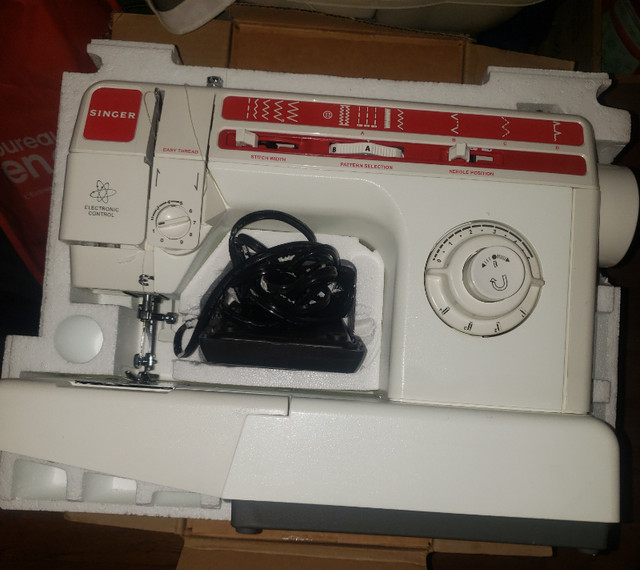 Singer model 9805 Deluxe Free-arm sewing machine in Hobbies & Crafts in Edmonton
