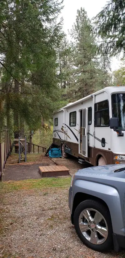 2004 34ft , new brakes and rotors, new tires, new coach batteries, 7000 genset, auto satellite, 2 sl...
